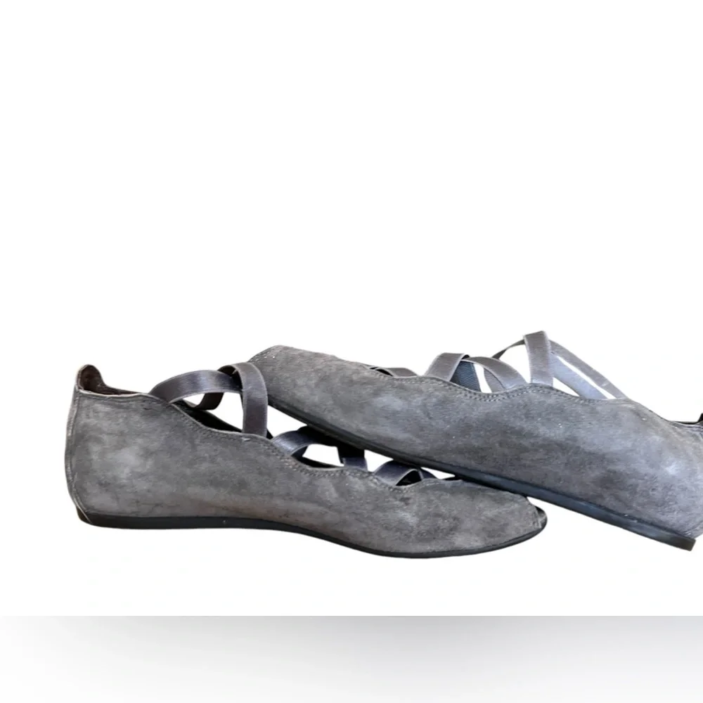 Donald J.‎ Pliner gray suede, strappy, flats. Size 8.5